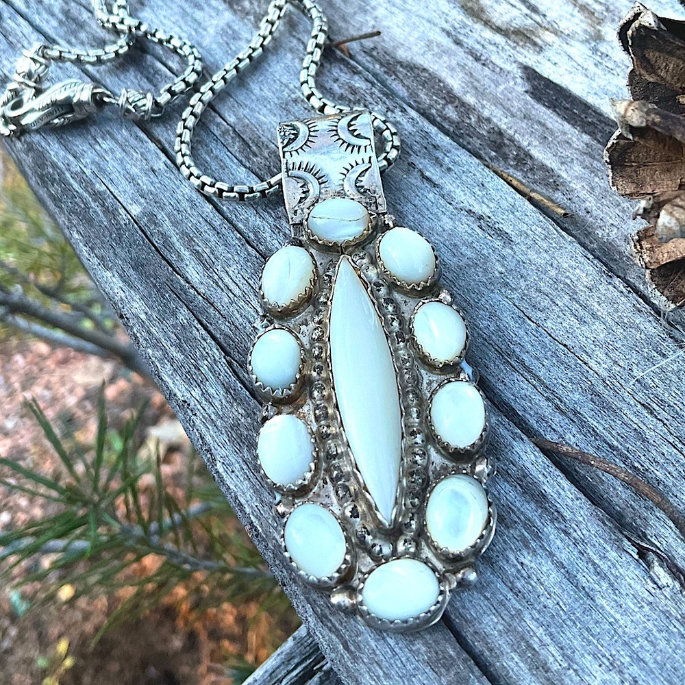 🌙 Native American Mother of Pearl Pendant & Thai Silver Chain